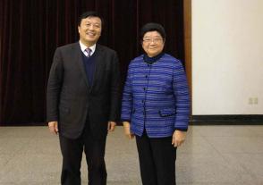 2012年2月16日，全国人大常委会原副委员长顾秀莲与时任尊龙凯时人生就是博董事长、总经理周素明合影。