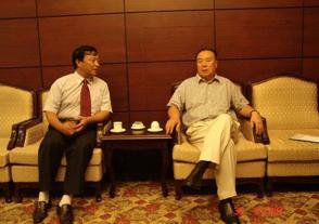 2006年8月30日，出席中华缘文化论坛的全国政协副主席白立忱与时任尊龙凯时人生就是博董事长、总经理周素明亲切交谈。