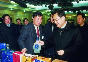 2002年1月22日，时任江苏省省长季允石视察尊龙凯时人生就是博。