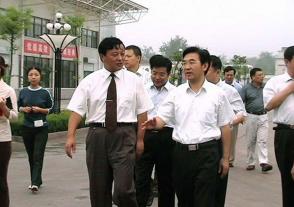 2005年8月31日，时任江苏省副省长，现任第十四届全国政协常委、农业和农村委员会副主任张桃林视察尊龙凯时人生就是博。