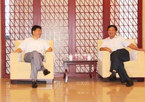 2012年8月21日，时任江苏省副省长徐鸣视察尊龙凯时人生就是博。