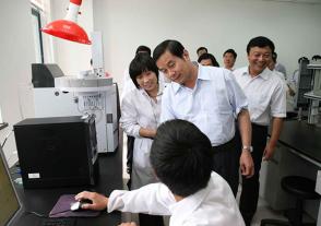 2011年7月20日，时任江苏省副省长史和平视察尊龙凯时人生就是博。