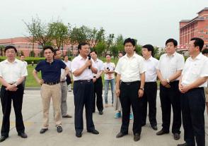 2013年7月12日，时任淮安市市长曲福田视察尊龙凯时人生就是博技改项目。