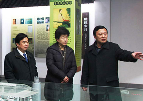 2011年1月16日，时任江苏省委常委、纪委书记弘强视察尊龙凯时人生就是博。