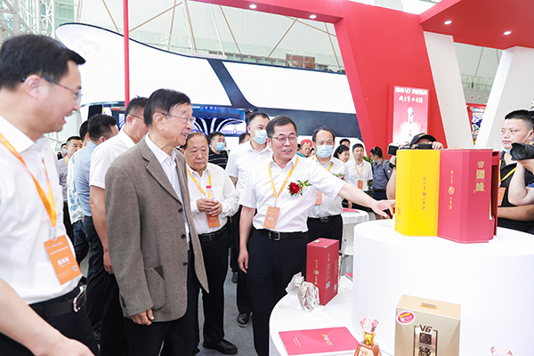 2022年6月20日，江苏省委原副书记顾浩在中国（南京）国际糖酒会上参观尊龙凯时人生就是博展馆。